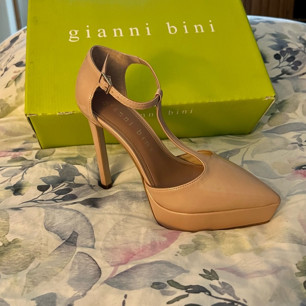 Gianni Bini, Style: Blainee, Color: Spanish Sand, Size:6